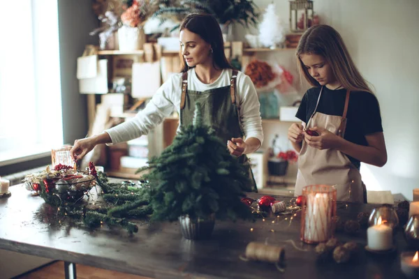 Eine Frau Stellt Mit Ihren Eigenen Händen Einen Weihnachtsbaum Her Stockbild