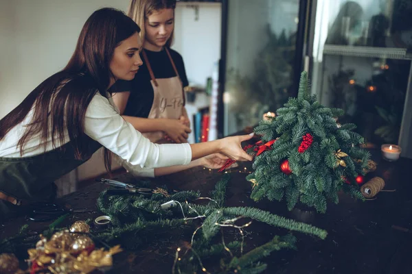 Eine Frau Stellt Mit Ihren Eigenen Händen Einen Weihnachtsbaum Her Stockbild