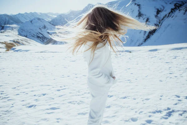 Дівчинка Горах Взимку Прекрасна Зимова Природа Снігові Вершини Гір Високоякісна Стокове Зображення