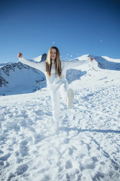 Дівчинка Горах Взимку Прекрасна Зимова Природа Снігові Вершини Гір Високоякісна Стокова Картинка