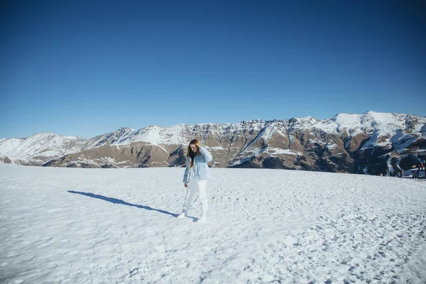 Дівчинка Горах Взимку Прекрасна Зимова Природа Снігові Вершини Гір Високоякісна Ліцензійні Стокові Фото