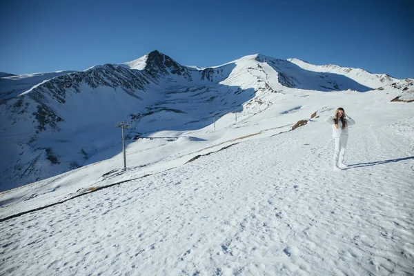 Дівчинка Горах Взимку Прекрасна Зимова Природа Снігові Вершини Гір Високоякісна Ліцензійні Стокові Зображення