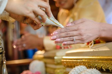 Thai düğününde kutsal su dökmek