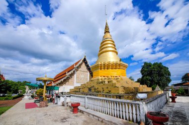 Tayland usulü Budist tapınağı bulutlu mavi gökyüzünde