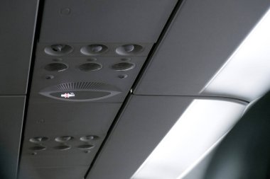 Yolcu koltuğunun üstündeki uçak kabininin tavanında sigara içmek yasak.