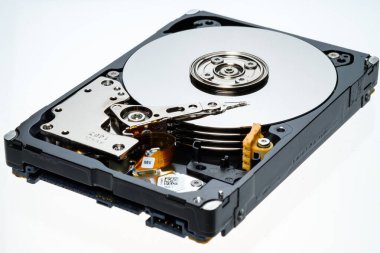 Bilgisayarın sabit diski hdd veri depolama sürücüsü beyaz arka planda izole edilmiş manyetik disk ve elektronik parçayı gösterir