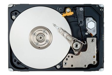 Bilgisayarın sabit diski hdd veri depolama sürücüsü beyaz arka planda izole edilmiş manyetik disk ve elektronik parçayı gösterir