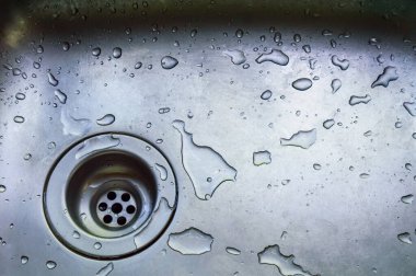 Bulaşıkları yıkadıktan sonra kirli bir lavabo. 
