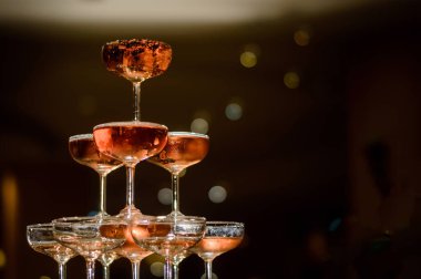 Düğün resepsiyonunda şampanyanın küçük cam kulesi