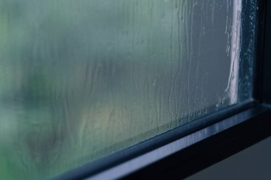 Mavi ve yeşil tonda dar odak ile ayna üzerine yağmur damlası, fotoğraf gürültü ve kazanç var