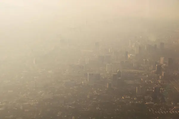 Bangkok 'un kuş bakışı görüntüsü bir sabah havalanan bir uçaktan gün doğumunun ılık renginde ve bulutların biraz gölgesinde
