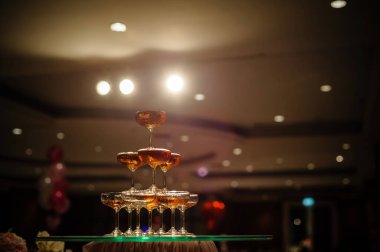 Düğün resepsiyonunda şampanyanın küçük cam kulesi