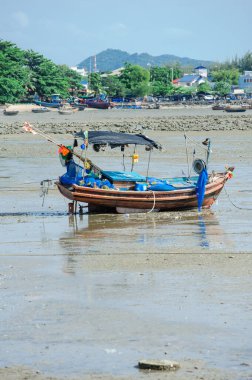 Thai 'nin balıkçı teknesi sahilde yatıyordu.