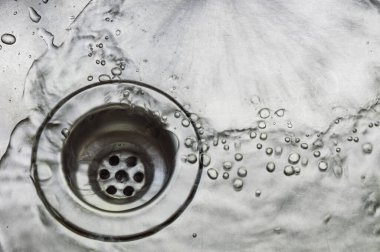Bulaşık yıkadıktan sonra ıslak bir lavabo çok sayıda fotoğraf gürültü ve kazanç sağlayabilir