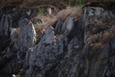 Kaya dağı akşam güneşinin gölgesinde