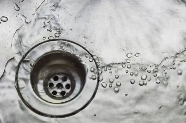 Bulaşık yıkadıktan sonra ıslak bir lavabo çok sayıda fotoğraf gürültü ve kazanç sağlayabilir