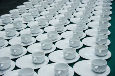 Çay molası için hazırlanan kahve fincanları öğleden sonra iş konferansında dinleniyor.