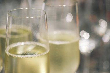 Kutlama partisinde şampanya kadehi