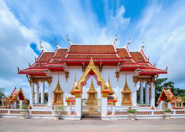 Tayland usulü Budist tapınağı bulutlu mavi gökyüzünde