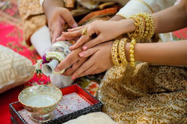 Thai düğününde kutsal su dökmek