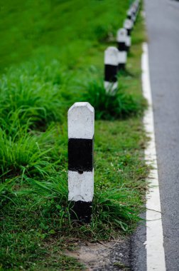 Yol kenarındaki kilometre taşı bize ne kadar yürüdüğümüzü söylüyor.