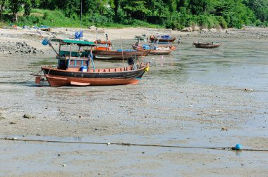 Thai 'nin balıkçı teknesi sahilde yatıyordu.