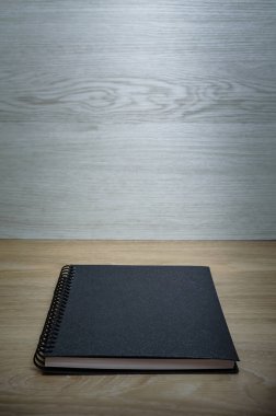 Ahşap duvarlı siyah defter.