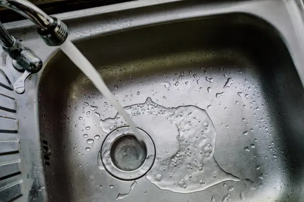 Bulaşık yıkadıktan sonra ıslak bir lavabo çok sayıda fotoğraf gürültü ve kazanç sağlayabilir