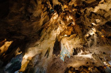 Tayland 'da bir mağarada.