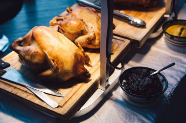 parti akşam yemeğinde kavrulmuş tavuk