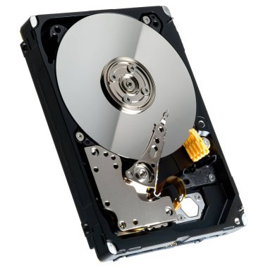 Bilgisayarın sabit diski hdd veri depolama sürücüsü beyaz arka planda izole edilmiş manyetik disk ve elektronik parçayı gösterir
