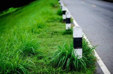 Yol kenarındaki kilometre taşı bize ne kadar yürüdüğümüzü söylüyor.