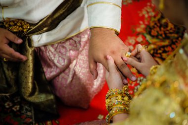 Evlilik yüzükleri ellerimizde.