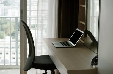 Bilgisayarını kapat ve zihnini ciddi düşünmekten kurtaracak bir şey göster.