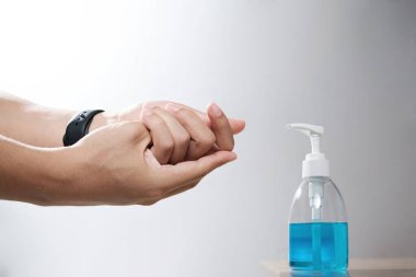 Alkol el dezenfektanı kullanmadan önce ve sonra ellerinizi ovuşturmak için kullanırsanız koronavirüsü ve diğerlerini engellersiniz.