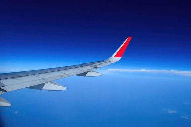 Mezun olmuş kırmızı kanatlı lacivert gökyüzü 