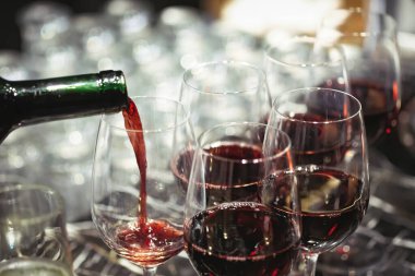 Akşam yemeği için bardaklara şarap dolduruyorum..