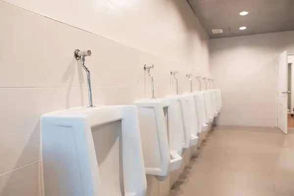 Erkekler tuvaletinde çiğ pisuarlar.