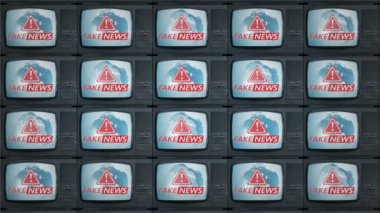 Retro TV seti. TV ekranında sahte haberler. Yayın, trolleme, yanlış bilgi, aldatmaca, propaganda, bilgi ve yanlış bilgilendirme.