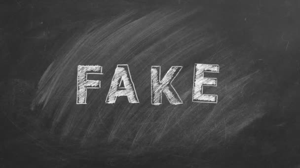 Cuvântul Fake Scris Cretă Tablă Conceptul Informare Dezinformare Știri False — Videoclip de stoc