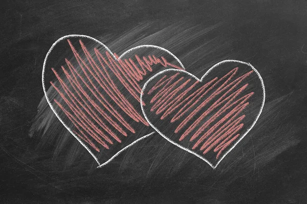 Dvě Srdce Jsou Ručně Kreslená Křídou Tabuli Valentýn Milostný Nápad — Stock fotografie