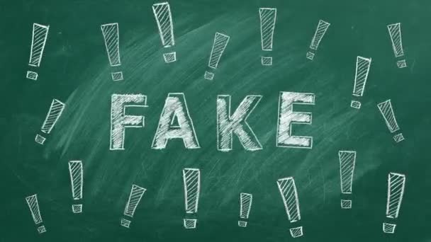 Слово Fake Знаки Оклику Написані Крейдою Дошці Інформаційно Дезінформаційна Концепція — стокове відео