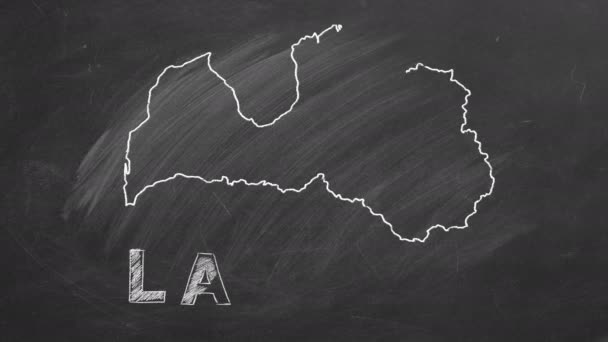 用粉笔画在黑板上的带有名字和国旗的拉脱维亚地图 手绘动画 不同国家的一系列地图和旗帜之一 出国留学概念 — 图库视频影像