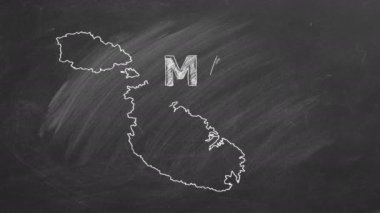 İçinde tebeşirle karatahtaya çizilmiş isim ve bayrak olan Malta haritası. El yapımı animasyon. Farklı ülkelerin haritaları ve bayraklarından biri. Eğitim, seyahat, yurt dışında eğitim