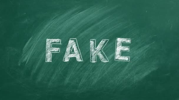 用粉笔写在绿板上的字 Fake 信息和虚假信息概念 假新闻 — 图库视频影像
