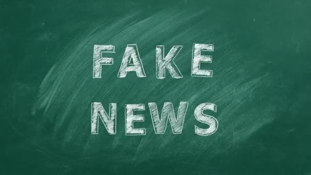 緑の黒板にチョークで書かれたFake Newsという言葉 情報と偽情報の概念 — ストック動画