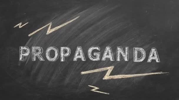 Слово Propaganda Написане Крейдою Дошці Інформаційно Дезінформаційна Концепція Фальшиві Новини — стокове відео