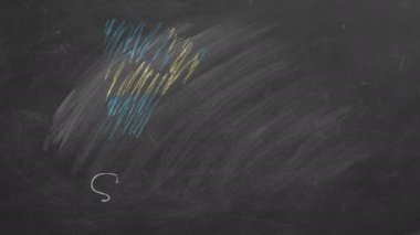 Bu video, İsveç bayrağını tebeşirle siyah bir kara tahtaya çizme sürecini gösteriyor. Tamamlanmış ürün bayrağı ve altında İsveç yazısını sergiler..