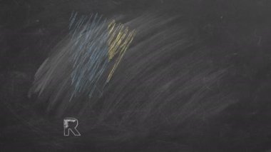 Bu video, Romanya bayrağını tebeşirle siyah bir okulun kara tahtasına çizme sürecini gösteriyor. Tamamlanmış ürün bayrağı ve altında Romanya yazısını sergiliyor.