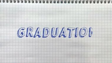 Mutlu mezunlar mezuniyet gününde akademik şapkalarını fırlatırlar. Mezunları tebrik etmek için notlar ve akademik kapaklar bir defter kağıdına çizildi..